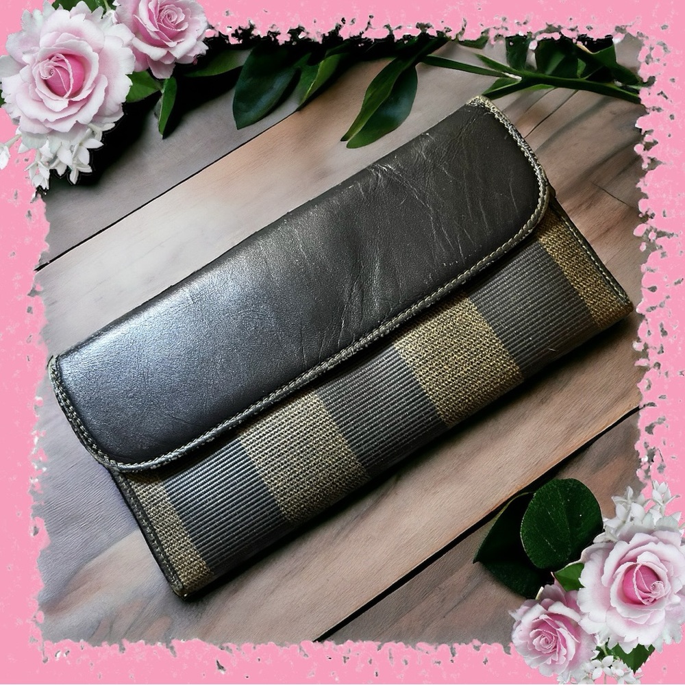 🎀Host Pick🎀 Fendi 1980’s Pecan Beige Pattern Penguin Continental Wallet